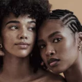 5Femme-noire-peau-afro-natural-saramaya-chébé-soin-croissance-coiffure-peau-désséchée-séche-sec-afro-femme-noire-beurre-karité-chébé-