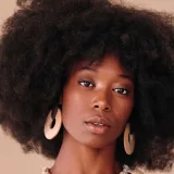 9Femme-noire-peau-afro-natural-saramaya-chébé-soin-croissance-coiffure-peau-désséchée-séche-sec-afro-femme-noire---copie