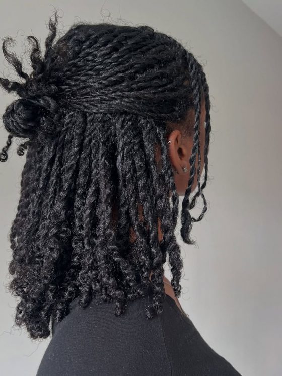 Cheveux Crépus : comment retenir la longueur avec les mini-braids ou mini-twists
