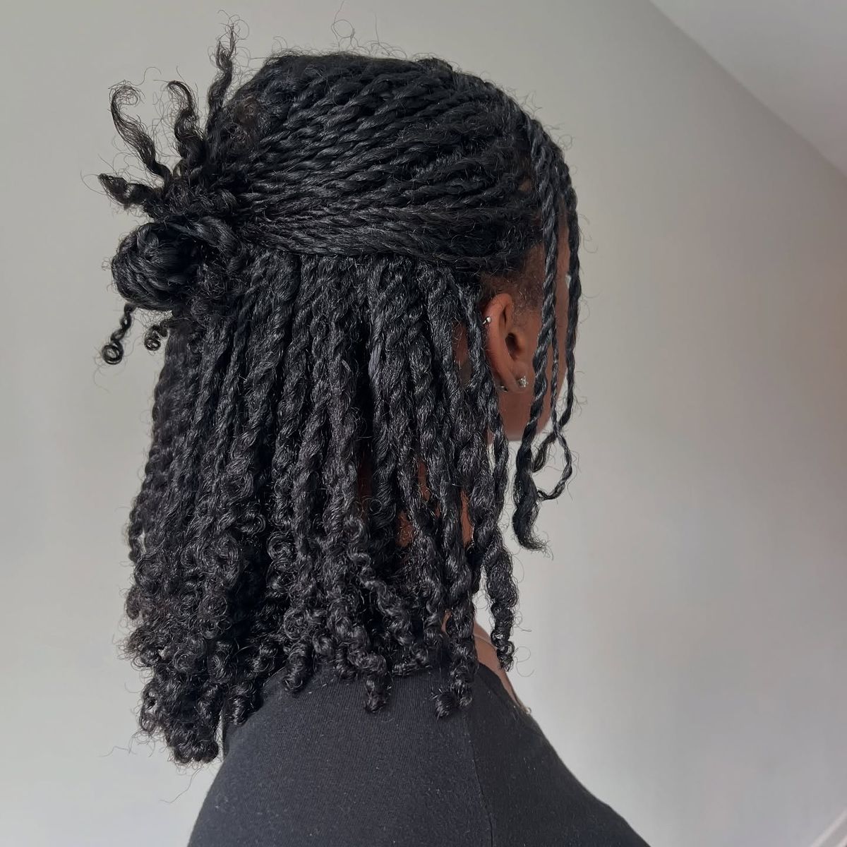 Cheveux Crépus : comment retenir la longueur avec les mini-braids ou mini-twists